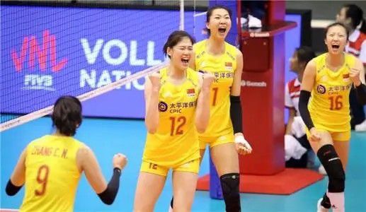 《正义联盟》中的海王和海后《正义联盟》最新群像海报《芝加哥太阳时报》：这是一部难以置信的R级真人动作片，非常棒，娱乐效果十足